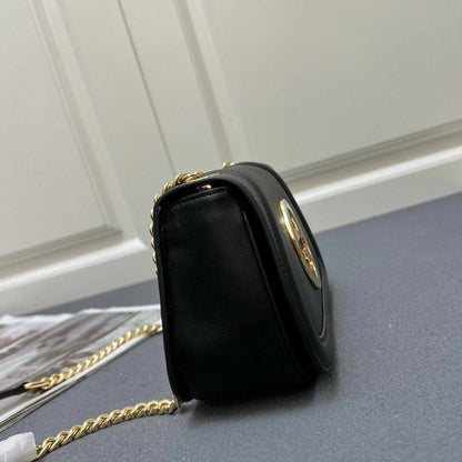 GUCCI 
NEW CAME GOOD QUALITY 
WITH BOX 
🎁🎁🎁

100 dhs🪙💕

Zain39
♥️♥️♥️
