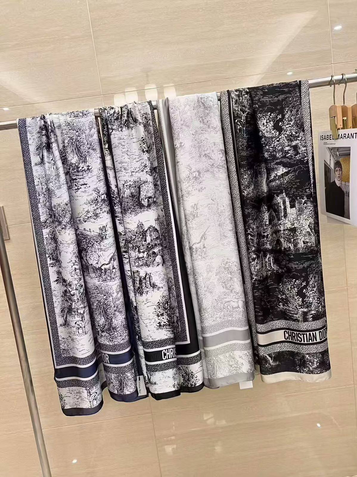 Silk scarf 

40 dhs🇦🇪  
no box

60 dhs🇦🇪 with box

Zain93
♥️♥️♥️