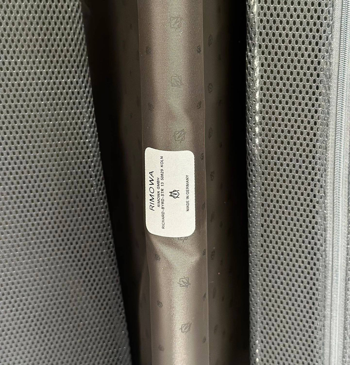 Rimowa
Super Master quality 

Small 790 dhs

Medium 890 dhs

Large 990 dhs 

Zain250
♥️♥️♥️