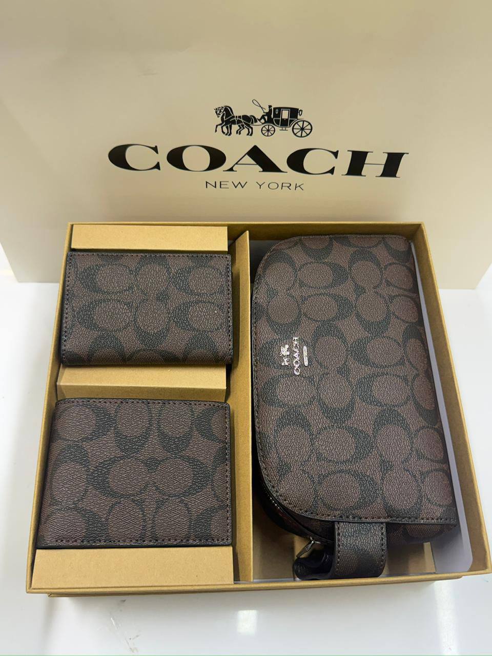 Set 

95 DHS🪙🌨️

WITHBOX AND PAPER BAG 💼
🎁🎁🎁

Zain40
♥️♥️♥️