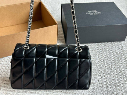 COACH 
NEW CAME GOOD QUALITY 
WITH BOX 
🎁🎁🎁

115 dhs❣️
Size: 25 cm

Zain39
♥️♥️♥️