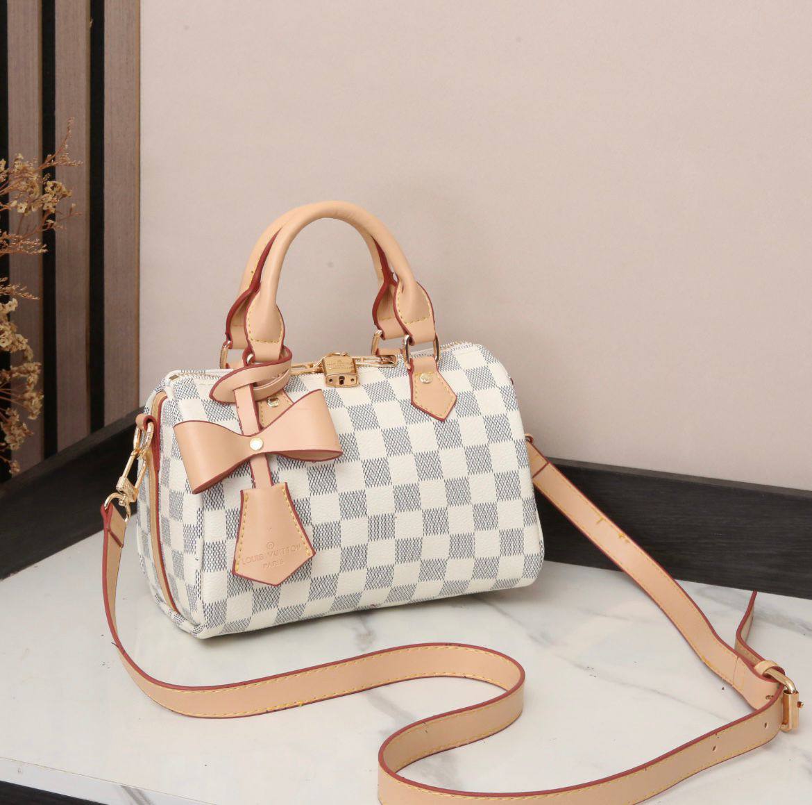 LV 
Best quality 

with box’s 
🎁🎁🎁

100 dhs✅
size 20 CM

Zain290
♥️♥️♥️