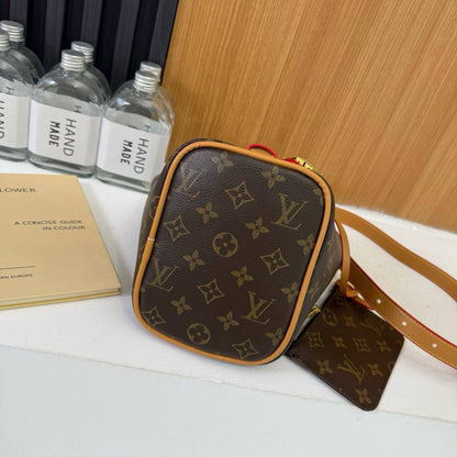LV
25*18*13cm
70 dhs❣️

Zain17
♥️♥️♥️