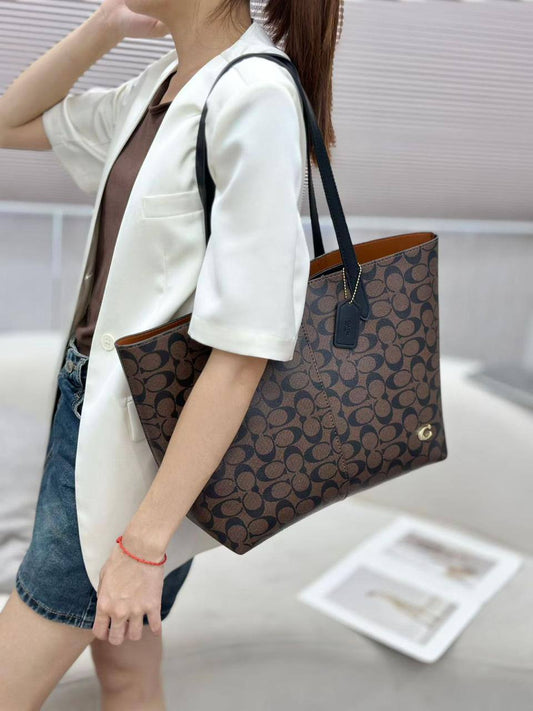 💞 Coach tote 2 in 1
1⃣️ First quality 
Size: 32 * 30 * 15 cm
90 dhs💚

Zain115
♥️♥️♥️