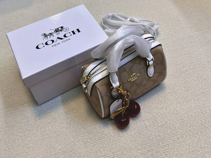 Coach

90 dhs✅

with box
🎁🎁🎁

size 20cm

Zain26
♥️♥️♥️