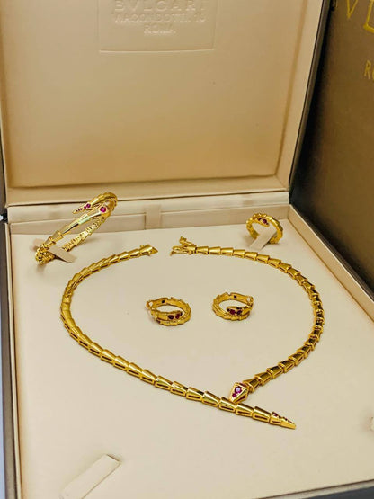 Bvlgari SET
Master Quality✨💫
290 DHS🇦🇪🇦🇪
NECKLACES
BANGLE
EARRINGS
RING 
WITH GOOD BOX AND PAPER BAG🎁🛍️

Zain89
♥️♥️♥️