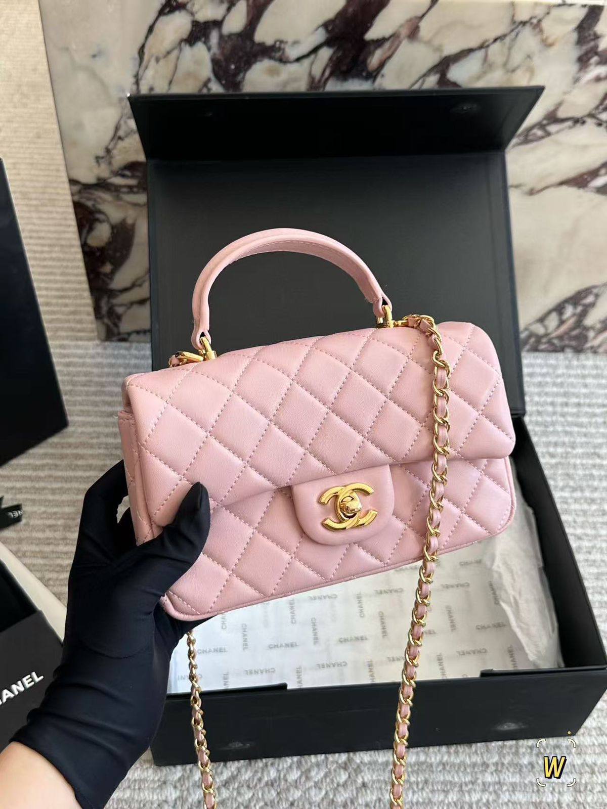 Chanel
Size 20cm

230 dhs🪙🌨️

With box
🎁🎁🎁

Zain180
♥️♥️♥️