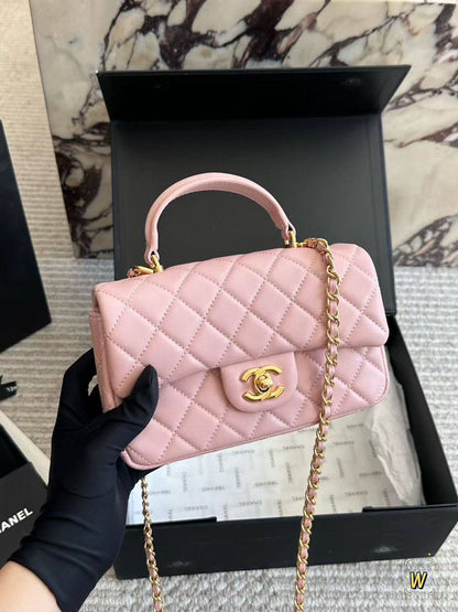 Chanel
Size 20cm

230 dhs🪙🌨️

With box
🎁🎁🎁

Zain180
♥️♥️♥️