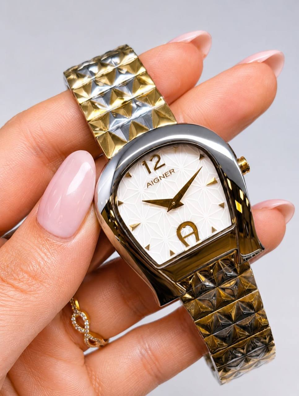 Aigner watch for ladies good quality 
270 dhs✅

Zain59
♥️♥️♥️