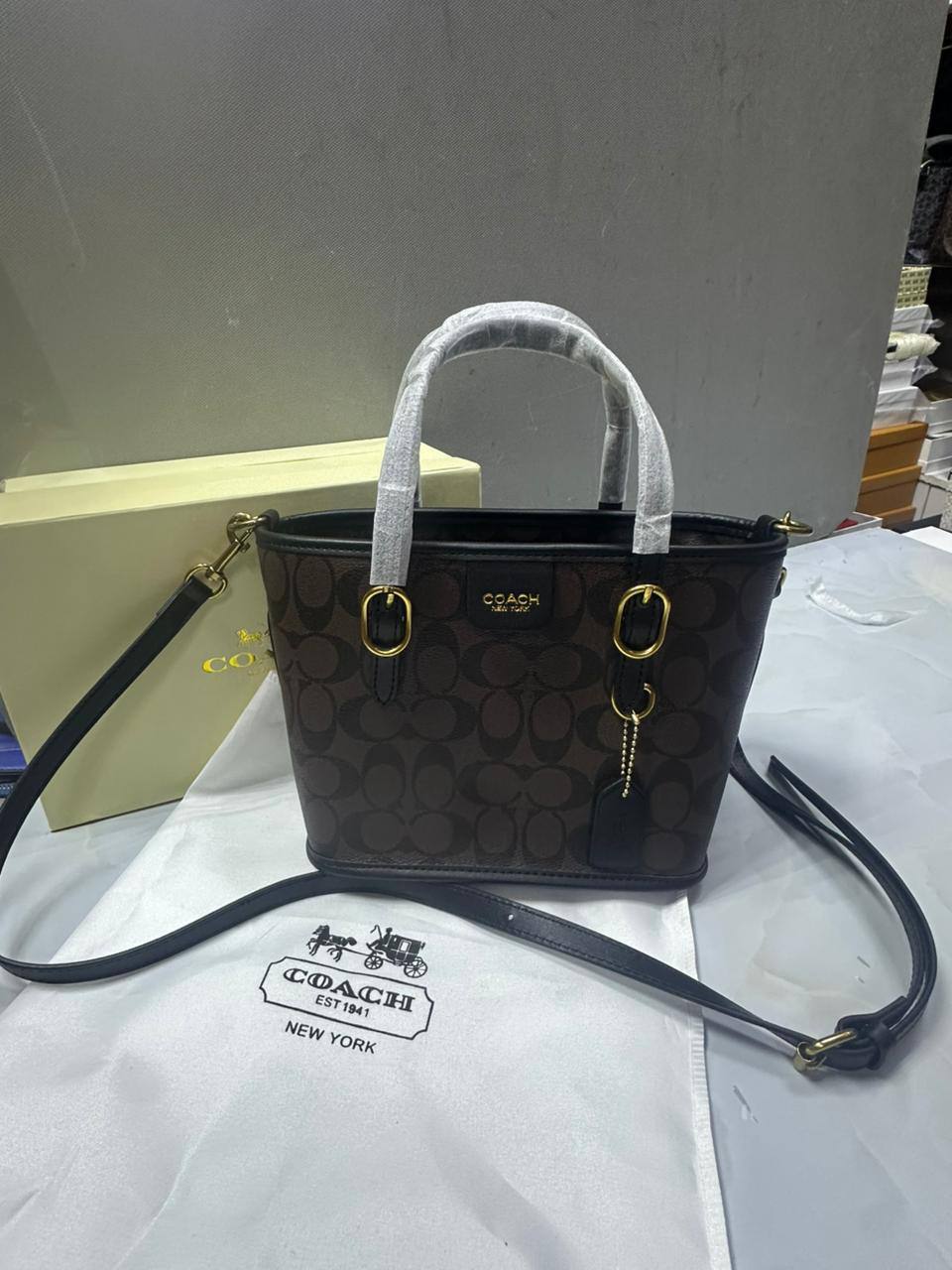 Coach

With box  
🎁🎁🎁

High quality 
95 dhs🪙🌨️

Zain50
♥️♥️♥️