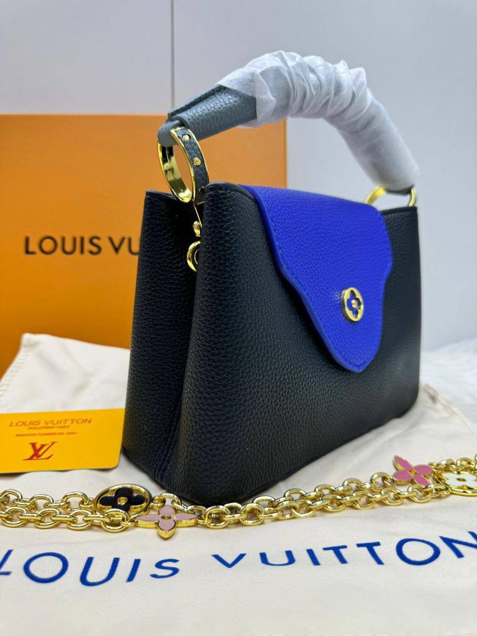 💎 LV Capitalcines
1️⃣ First quality +🎁
Size : 21 * 15 cm
90 dhs🪙🌨️
with box🎁

Zain115
♥️♥️♥️