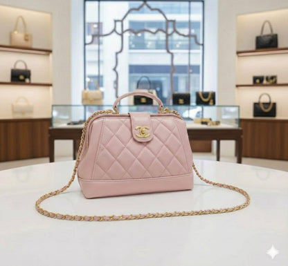 CHANEL 24ᴀ
ᴅᴏᴄᴛᴏʀs ᴛᴏᴘ ʜᴀɴᴅʟᴇ ʙᴀɢ
ᴡɪᴛʜ ᴄʜᴀɪɴ ʙᴇʟᴛ sʟɪɴɢ
ʟᴀᴍʙsᴋɪɴ ᴍᴀᴛᴇʀɪᴀʟ 
sɪᴢᴇ: 25 cm

ᴡɪᴛʜ BOX
🎁🎁🎁

105 dhs❣️

Zain31
♥️♥️♥️