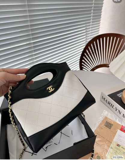 Chanel 
good quality, comes 
with  box,  
🎁🎁🎁

size... 21 *14 cm 
90 dhs❣️

Zain12
♥️♥️♥️