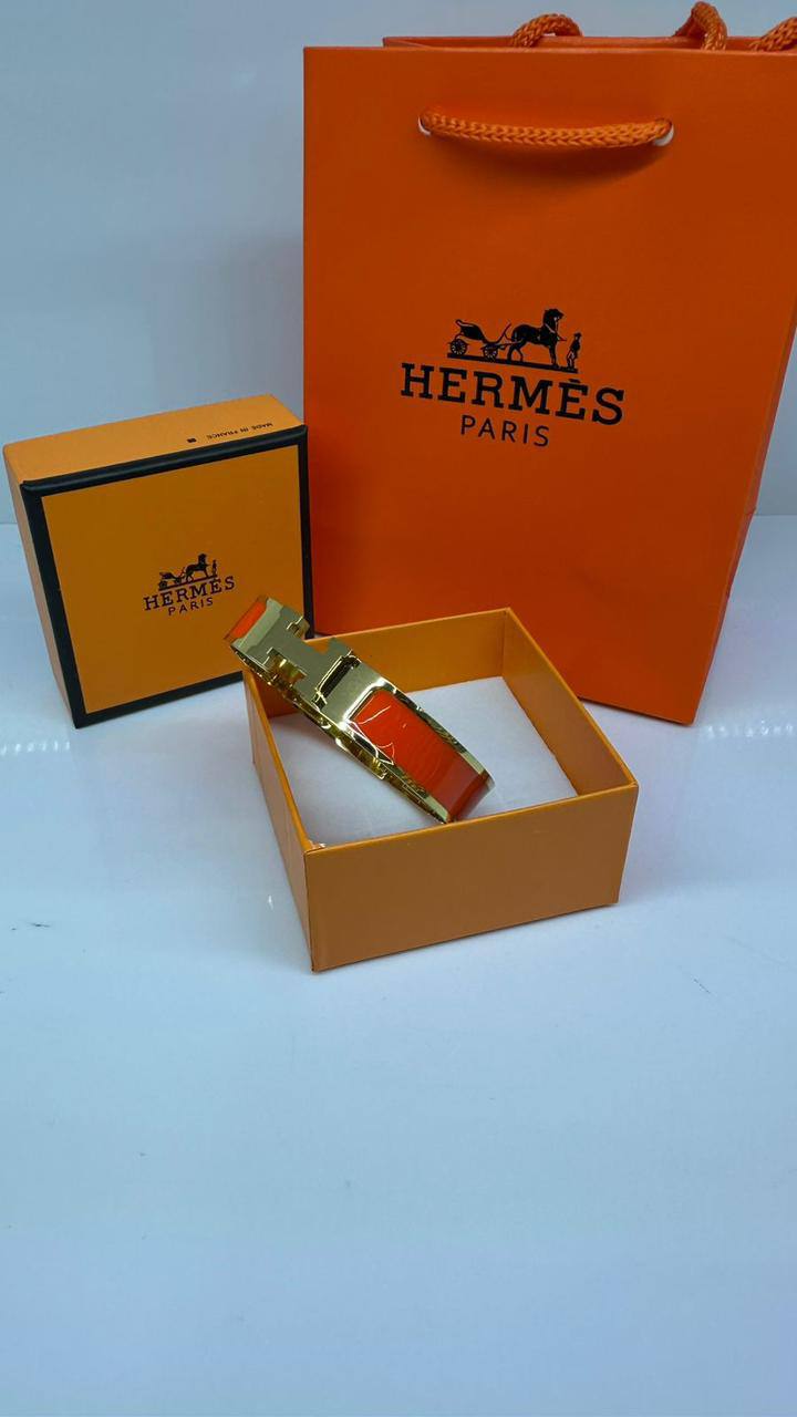 Hermes 🐦‍🔥*
Bangle 
Stainless Steel 💯
With black boxes 📦 
20 dhs🪙🌨️
With same box 🗃️ 
30 dhs🪙🌨️

Zain216
♥️♥️♥️
