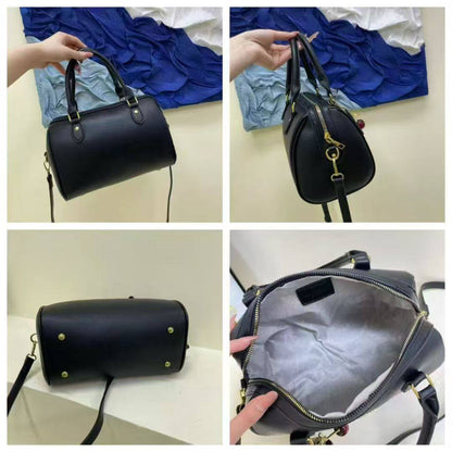 Coach
GOOD quality 
90 dhs✅
SIZE 26 cm

Zain200
♥️♥️♥️