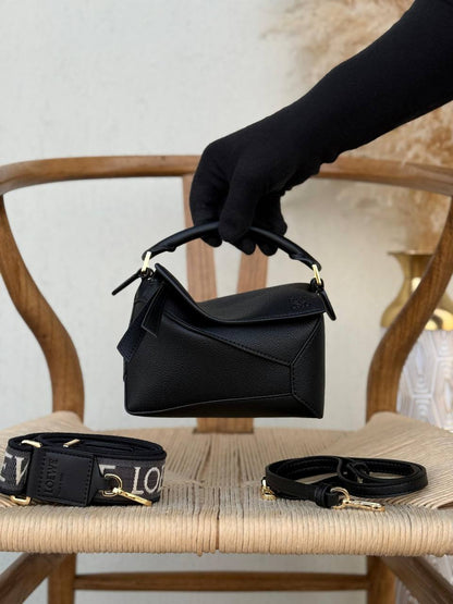 LOEWE

18cm

340 dhs🪙🌨️
Top quality 

With box🎁

Zain167
♥️♥️♥️