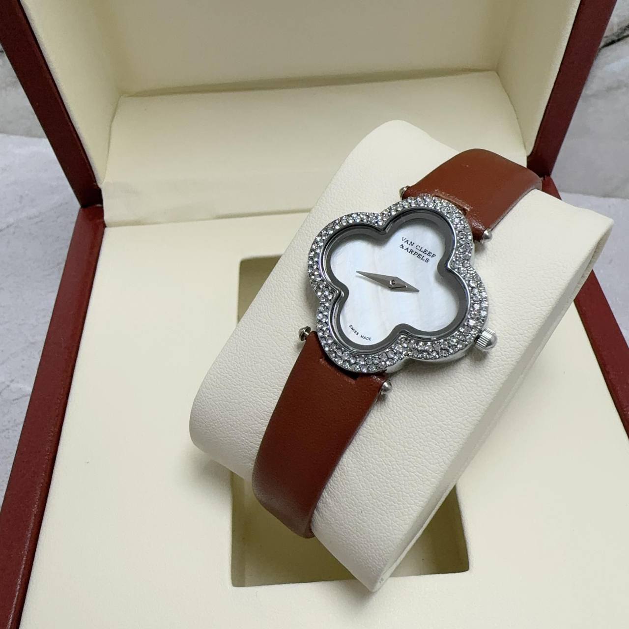 Leather belt 
ladies watches 
55 dhs🌺

Zain45
♥️♥️♥️