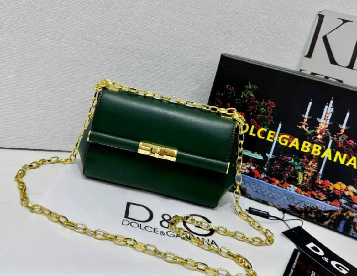 D&G
good quality 
with box
🎁🎁🎁

100 dhs✅

Zain39
♥️♥️♥️