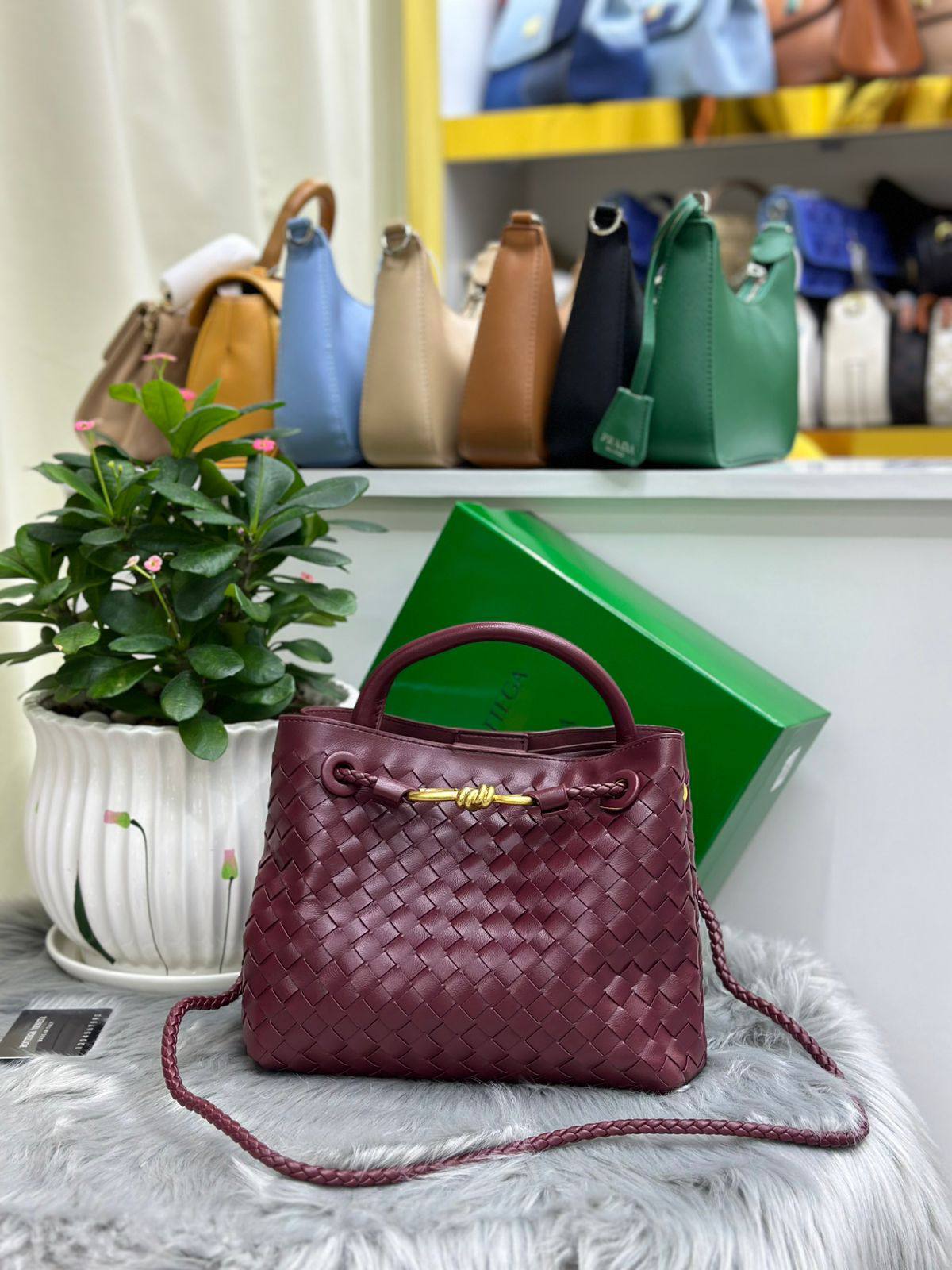 BOTTEGA
SIZE  ………25CM 🥰
115 dhs🪙🌨️

with Box
🎁🎁🎁

Zain244
♥️♥️♥️