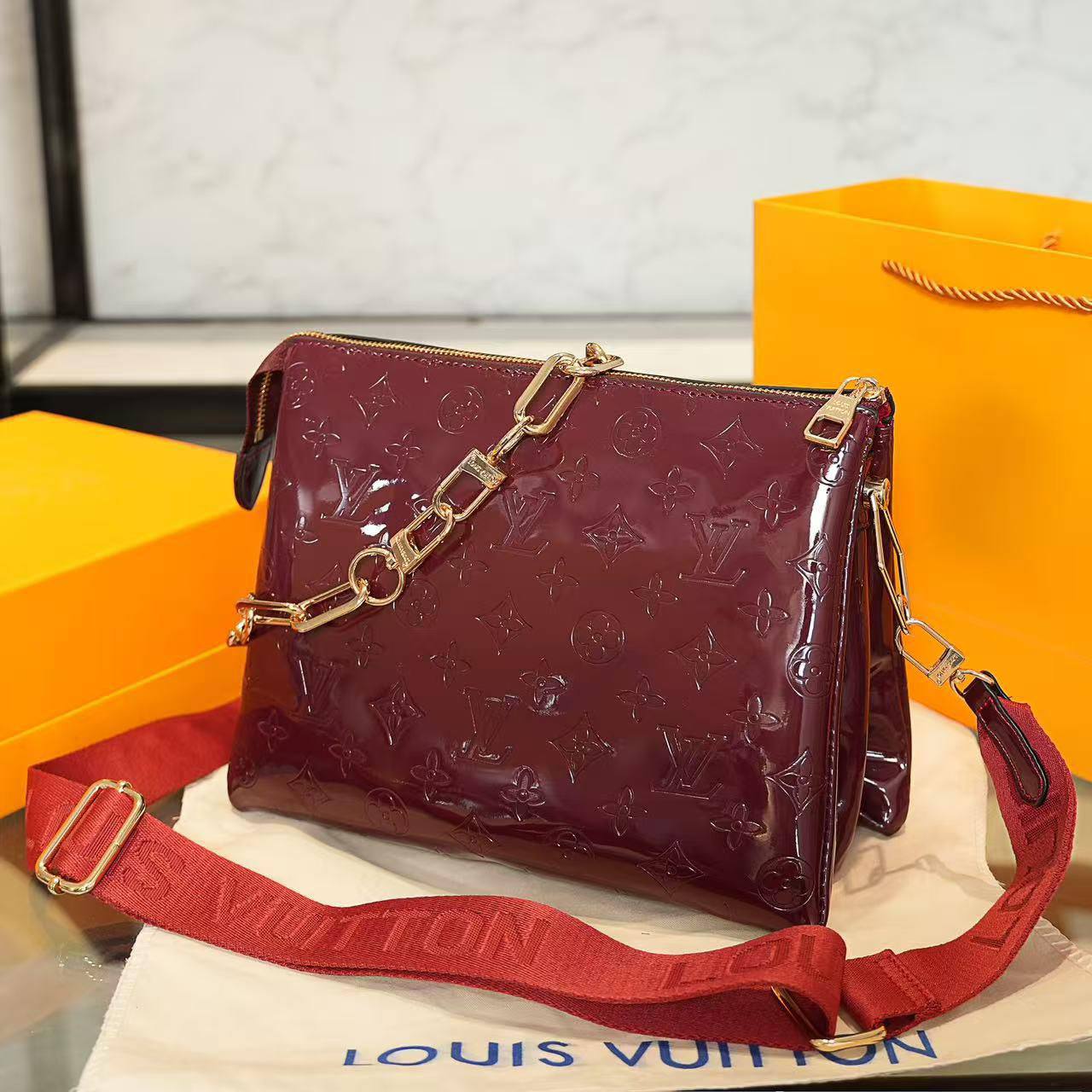 LV
Good quality 
100 dhs💓
With box 📦

Zain70
♥️♥️♥️