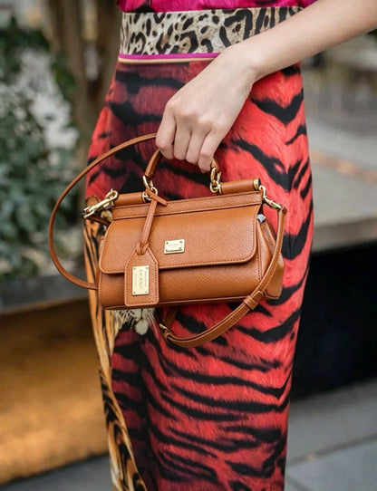 Dolce&Gabbana 

good quality 

with box 
110 dhs🇦🇪🇦🇪🇦🇪

Zain295
♥️♥️♥️
