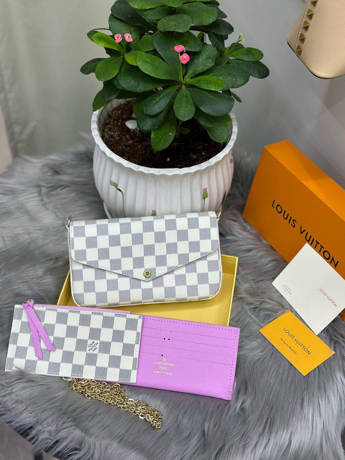LV   

SIZE. 22CM  

Withbox

90 dhs🇦🇪🇦🇪

Zain51
♥️♥️♥️