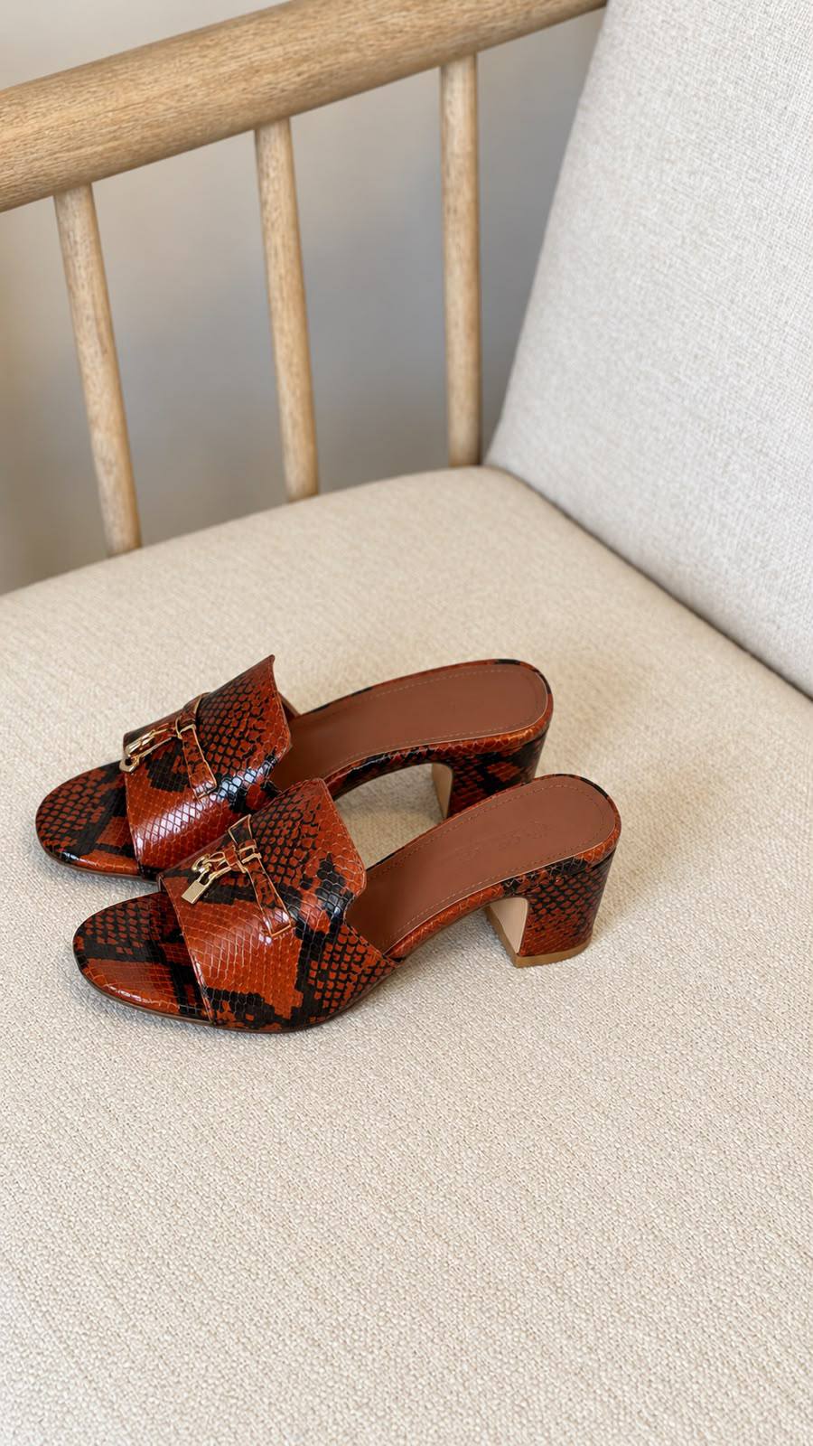 LORO PIANA 

QUALITY: SUPER MASTER 

SIZE:35 TO 42
560 dhs🇦🇪🇦🇪🇦🇪

Zain319
♥️♥️♥️
