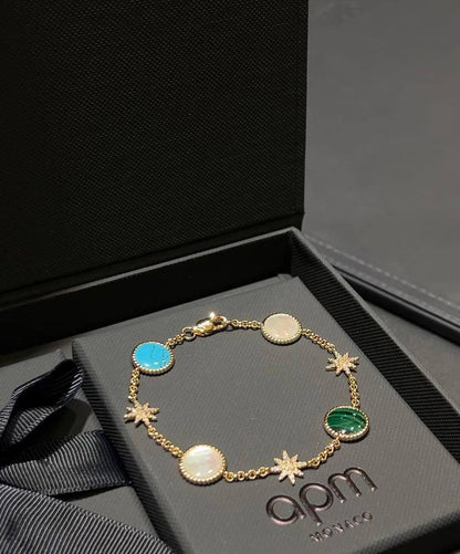 Apm SET ❤️‍🔥*
Necklace 🍁
Earring🔥
Bracelet 🌸
With normal boxes 📦 
200 dhs🪙🌨️
With master box 🗃️ 
220 dhs🪙🌨️

Zain216
♥️♥️♥️