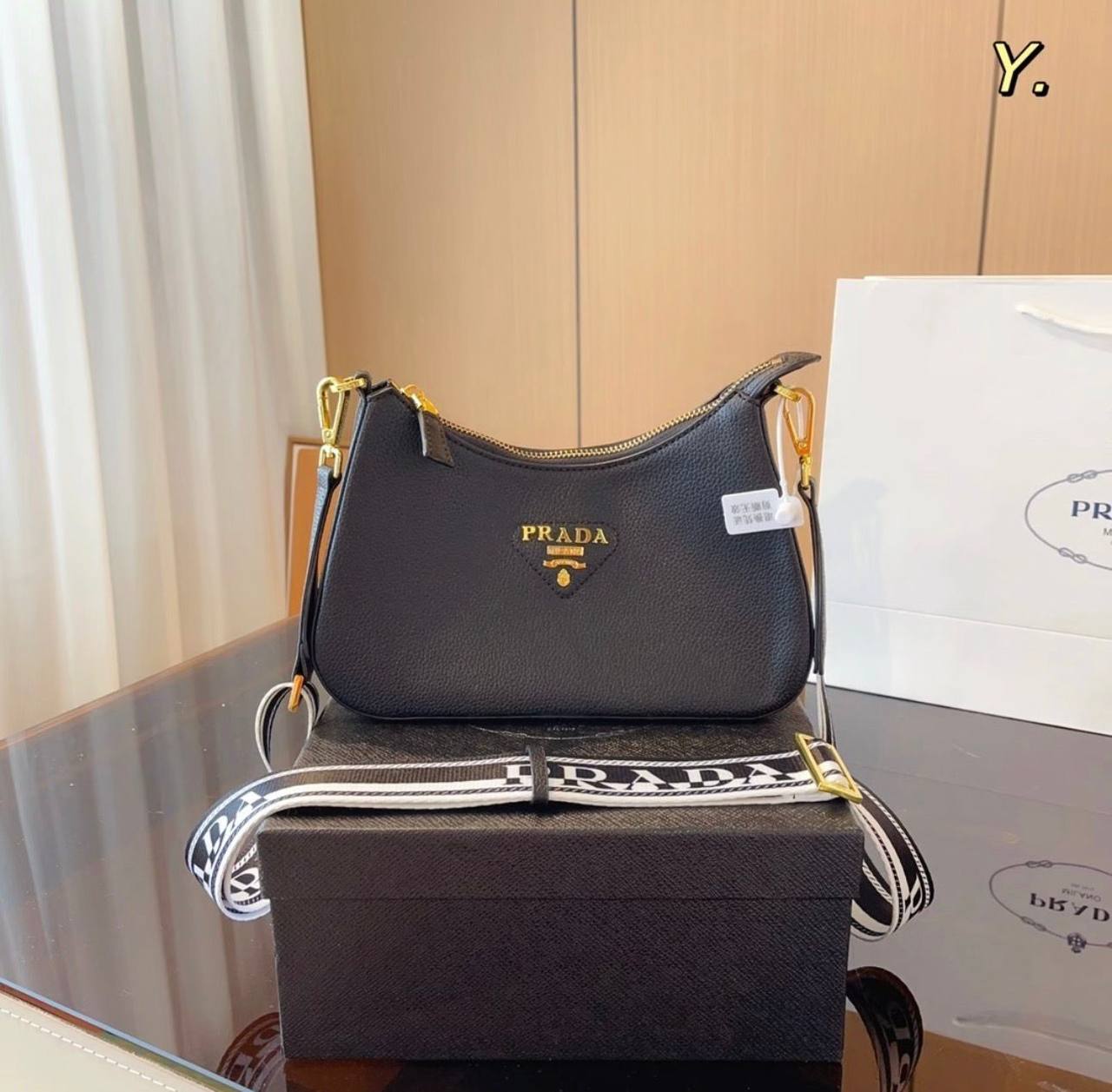 Prada

90 dhs✅

with box
🎁🎁🎁

Zain35
♥️♥️♥️