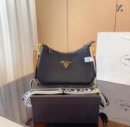 Prada

90 dhs✅

with box
🎁🎁🎁

Zain35
♥️♥️♥️