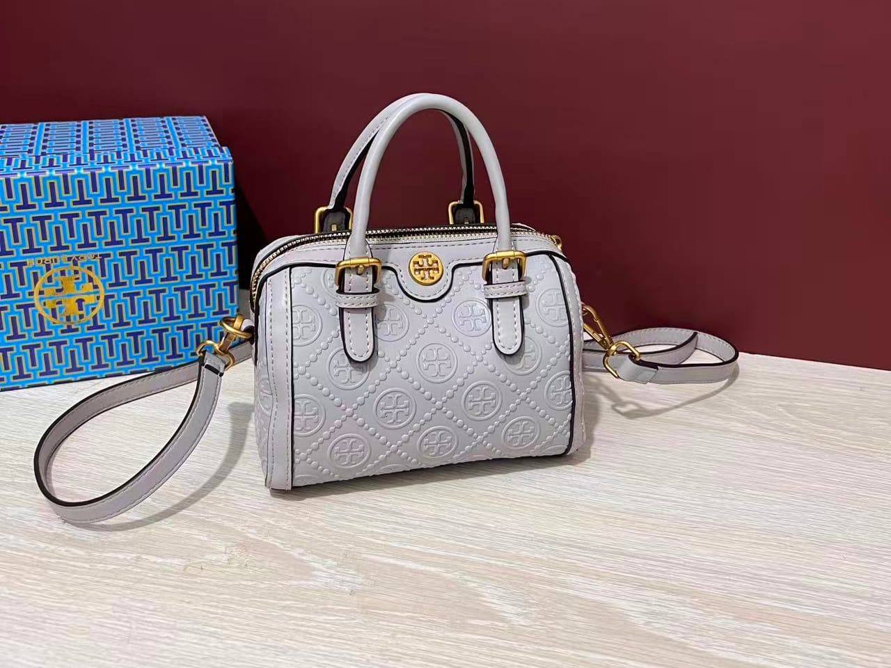 Tory Burch

85 dhs🪙🌨️

with box
🎁🎁🎁

size 18cm

Zain26
♥️♥️♥️