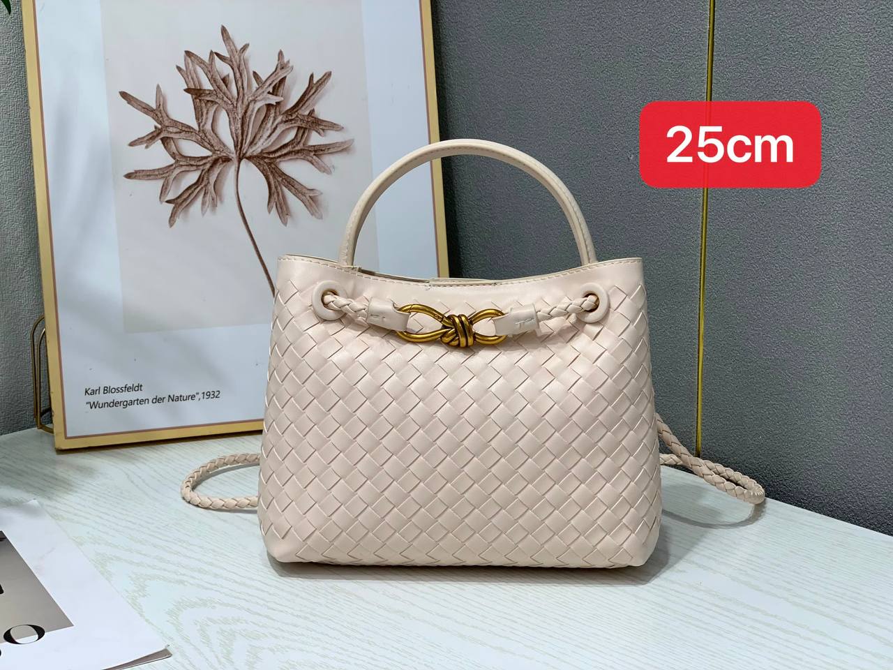 Bottega
 25cm 
with box 
110 dhs✅

Zain168
♥️♥️♥️