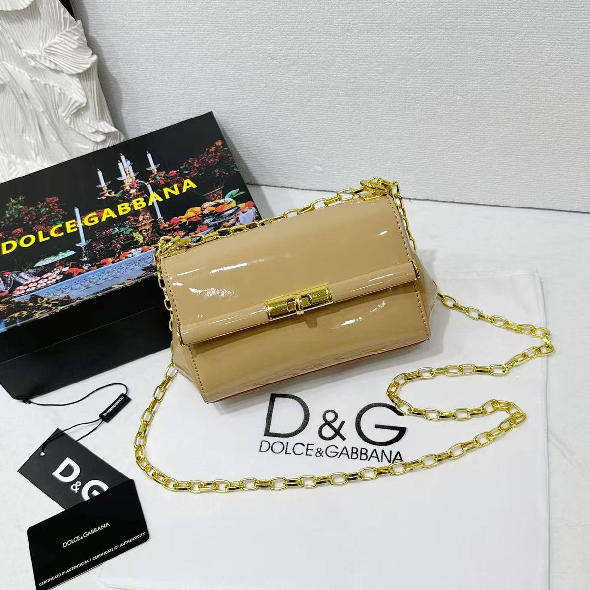 D&G

best quality 
with box

100 dhs🇦🇪🇦🇪
size18CM

Zain290
♥️♥️♥️