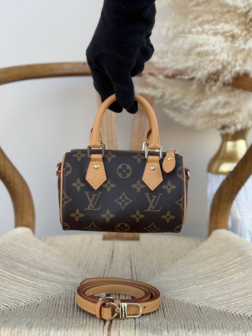 Available again✨✨✨
LV
16cm
320 dhs💓
Top quality 
With box🎁

Zain167
♥️♥️♥️