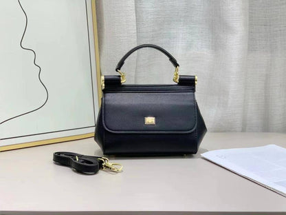 D&G
100 dhs🪙🌨️
Good quality 

with box
🎁🎁🎁

Zain35
♥️♥️♥️