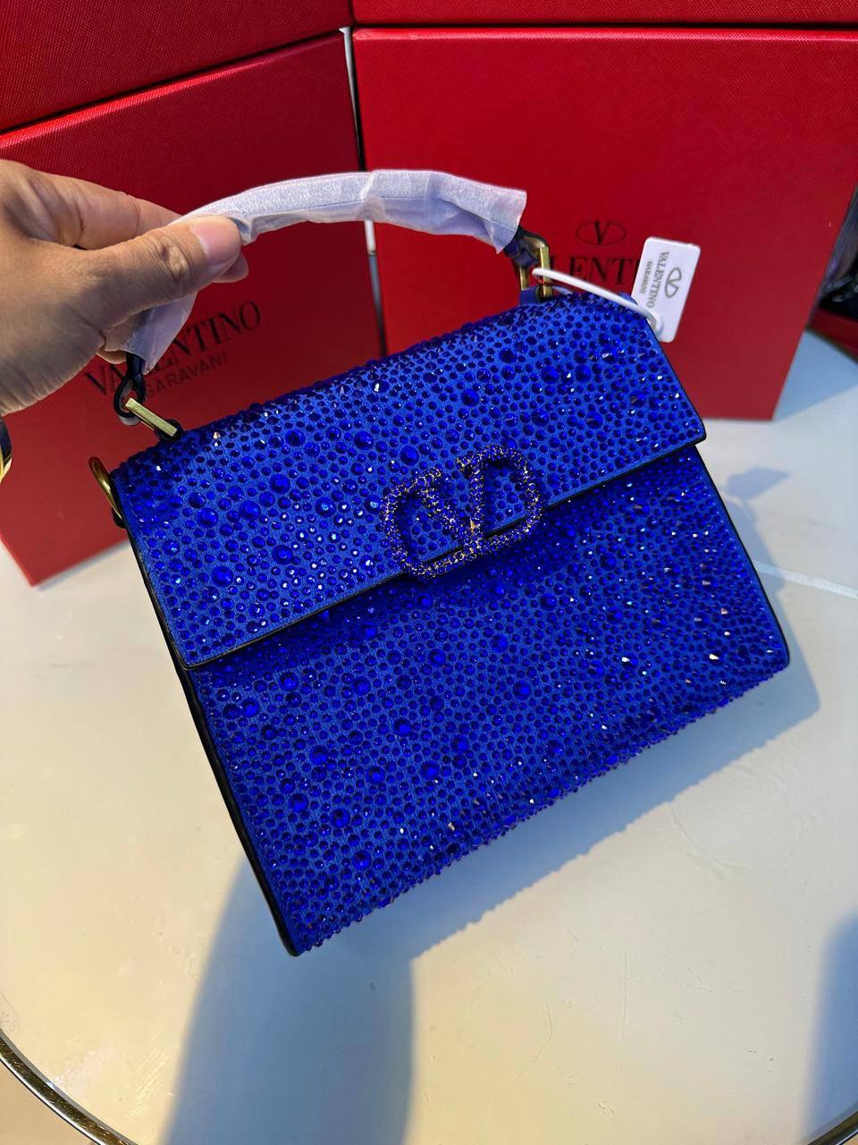 VALENTINO 

100 dhs✅

with box
🎁🎁🎁

Zain90
♥️♥️♥️