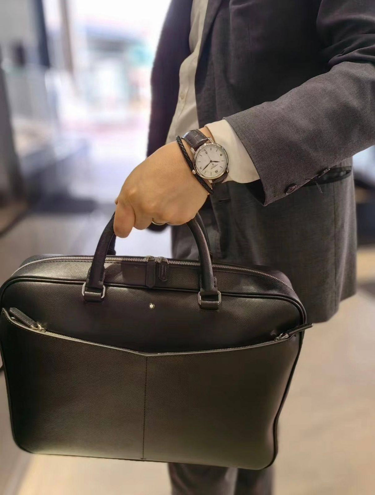 Montblanc 
Laptop bag 

copy one 
new came 
265 dhs🇦🇪🇦🇪

Zain295
♥️♥️♥️