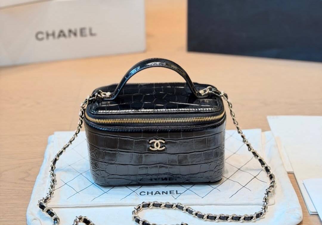 CHANEL

Calfskin Crocodile Vanity Case
Master quality

16 cm 

with double box

190 DHS🇦🇪🇦🇪🇦🇪

Zain95
♥️♥️♥️