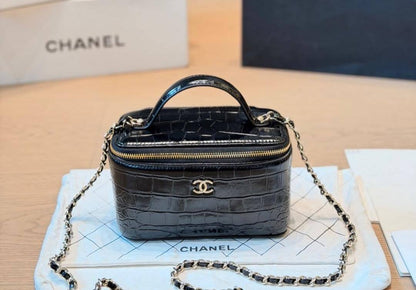CHANEL

Calfskin Crocodile Vanity Case
Master quality

16 cm 

with double box

190 DHS🇦🇪🇦🇪🇦🇪

Zain95
♥️♥️♥️