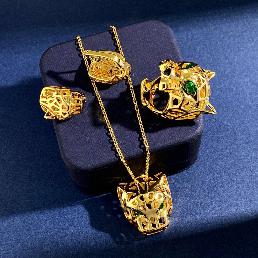 Cartier set ❤️‍🔥*
Necklace ✨
Earring 🦋
Ring 💍 size available 👇
6,7,8,9
Master quality 💯
With normal boxes 📦 
140 dhs💓
With master box 🗃️ 
180 dhs💓

Zain216
♥️♥️♥️