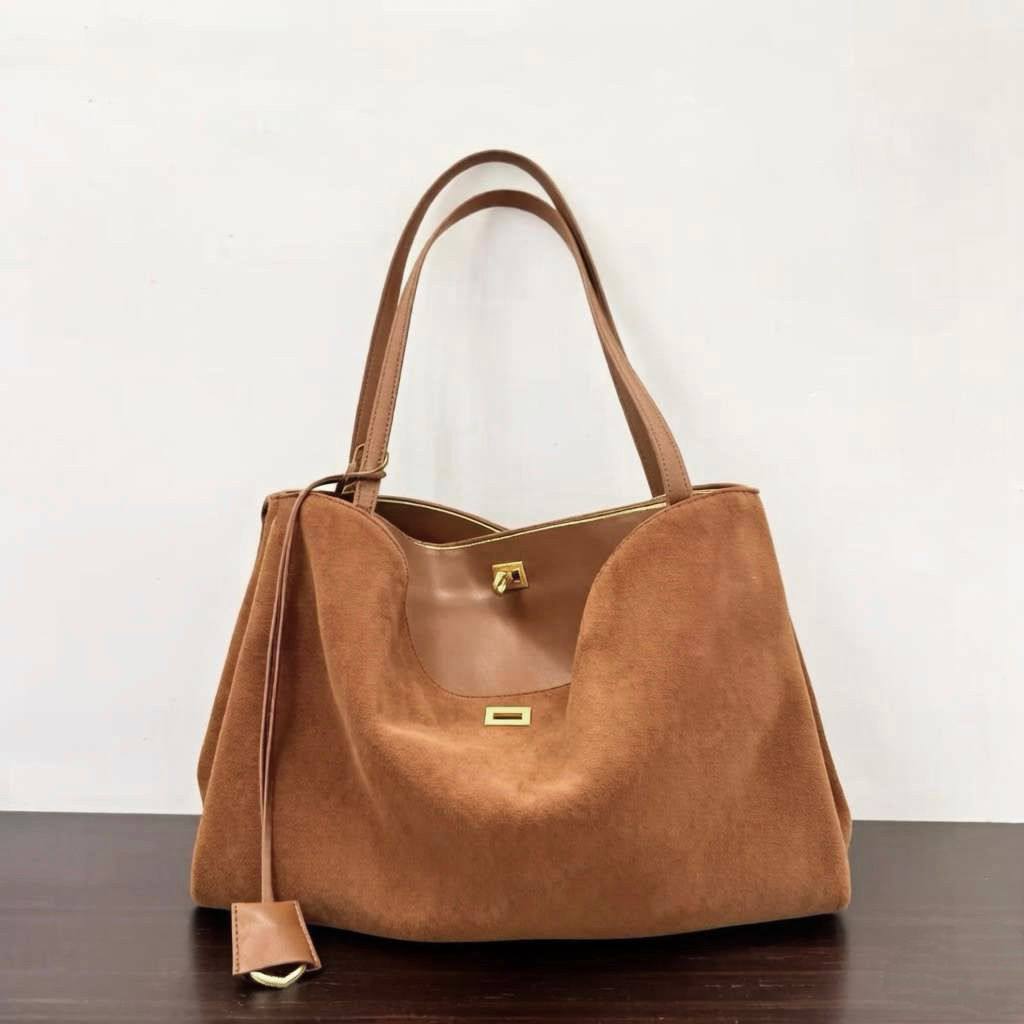 BALENCIAGA 
COPY ONE NEW CAME 
155 dhs💓

Zain39
♥️♥️♥️