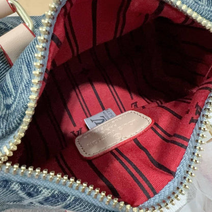 LV
80 dhs🪙🌨️

size 17×10×12cm

with box
🎁🎁🎁

Zain213
♥️♥️♥️
