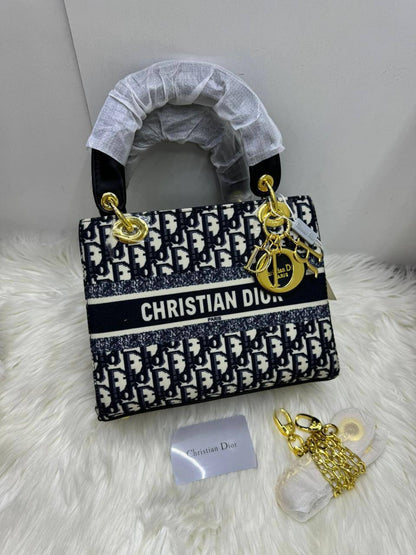 💗 Lady Dior
1⃣️ First quality
Size : 24 * 20 cm
80 dhs✅

Zain115
♥️♥️♥️