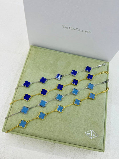 VCA❤️‍🔥*
Bracelet 🍁
Stainless Steel 💯
With black boxes 🗃️ 
20 dhs💓
With normal boxes 📦 
And paper bag🛍️
30 dhs💓

Zain216
♥️♥️♥️