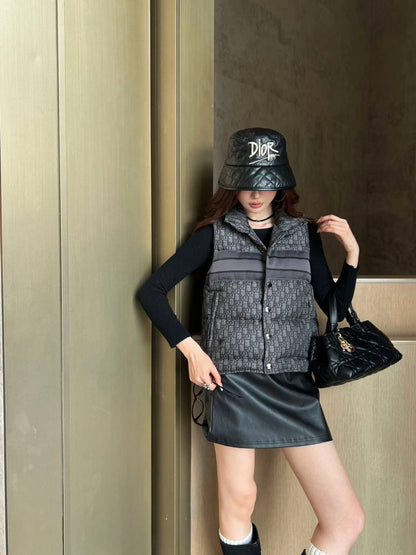 *New collections 💕💕
280 dhs🪙🌺
*good  quality  
*Sizes:S M L 
*AVAILABL

Zain231
♥️♥️♥️