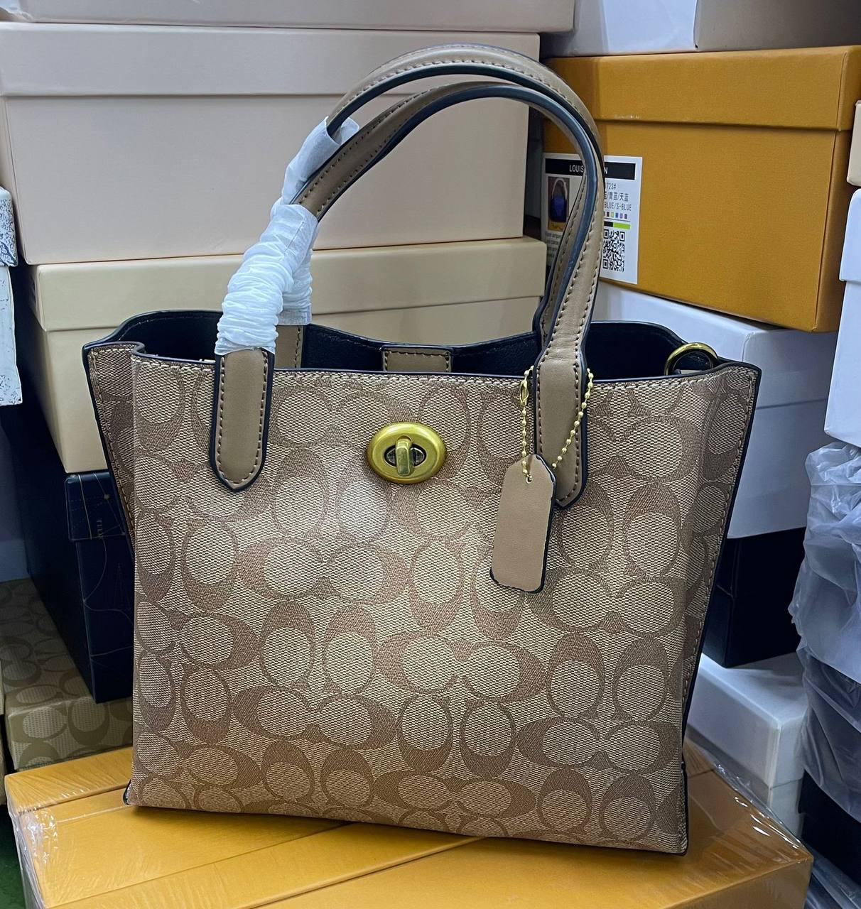 Coach
100 dhs✅

Zain72
♥️♥️♥️
