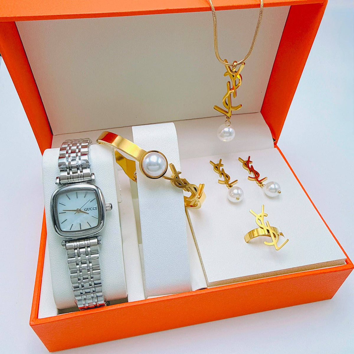 Watches boxes
Chanel
Dior
Gucci
LV

With box 
90 dhs🇦🇪🇦🇪

Zain45 
♥️♥️♥️