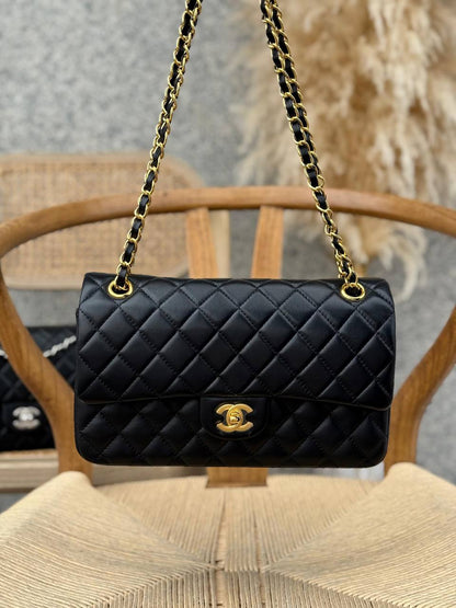 CHANEL
25cm
370 dhs✅
Top quality 
With box🎁

Zain167
♥️♥️♥️