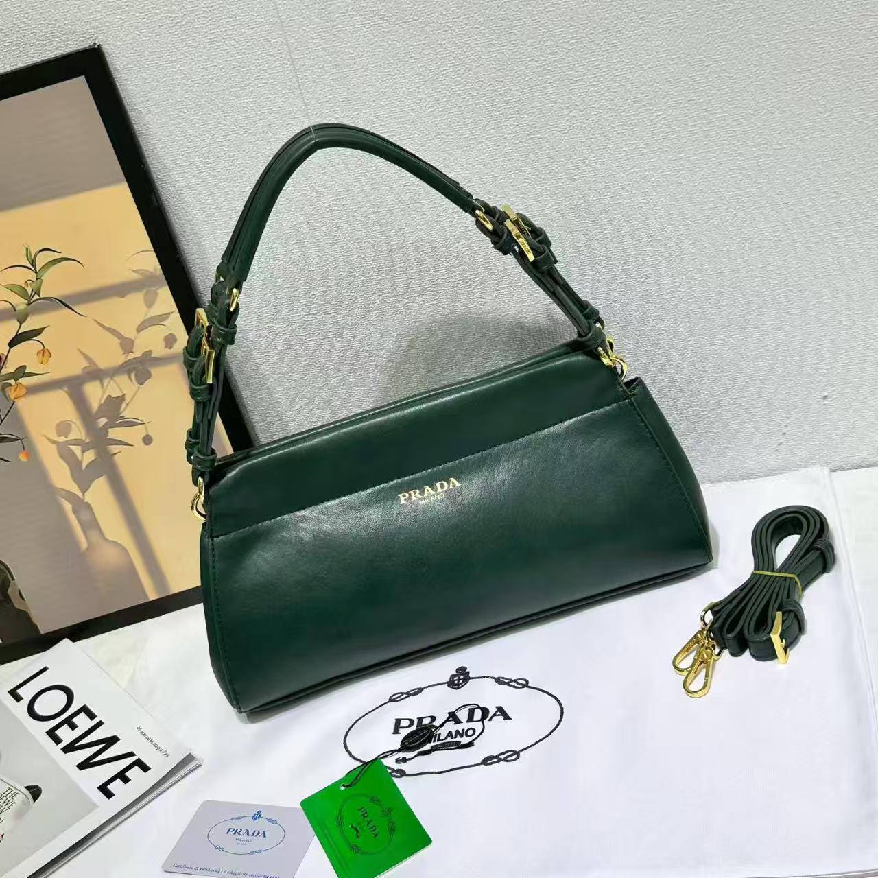 Prada
110 dhs✅
Size 32 cm🌹🌹🤝

Zain161
♥️♥️♥️