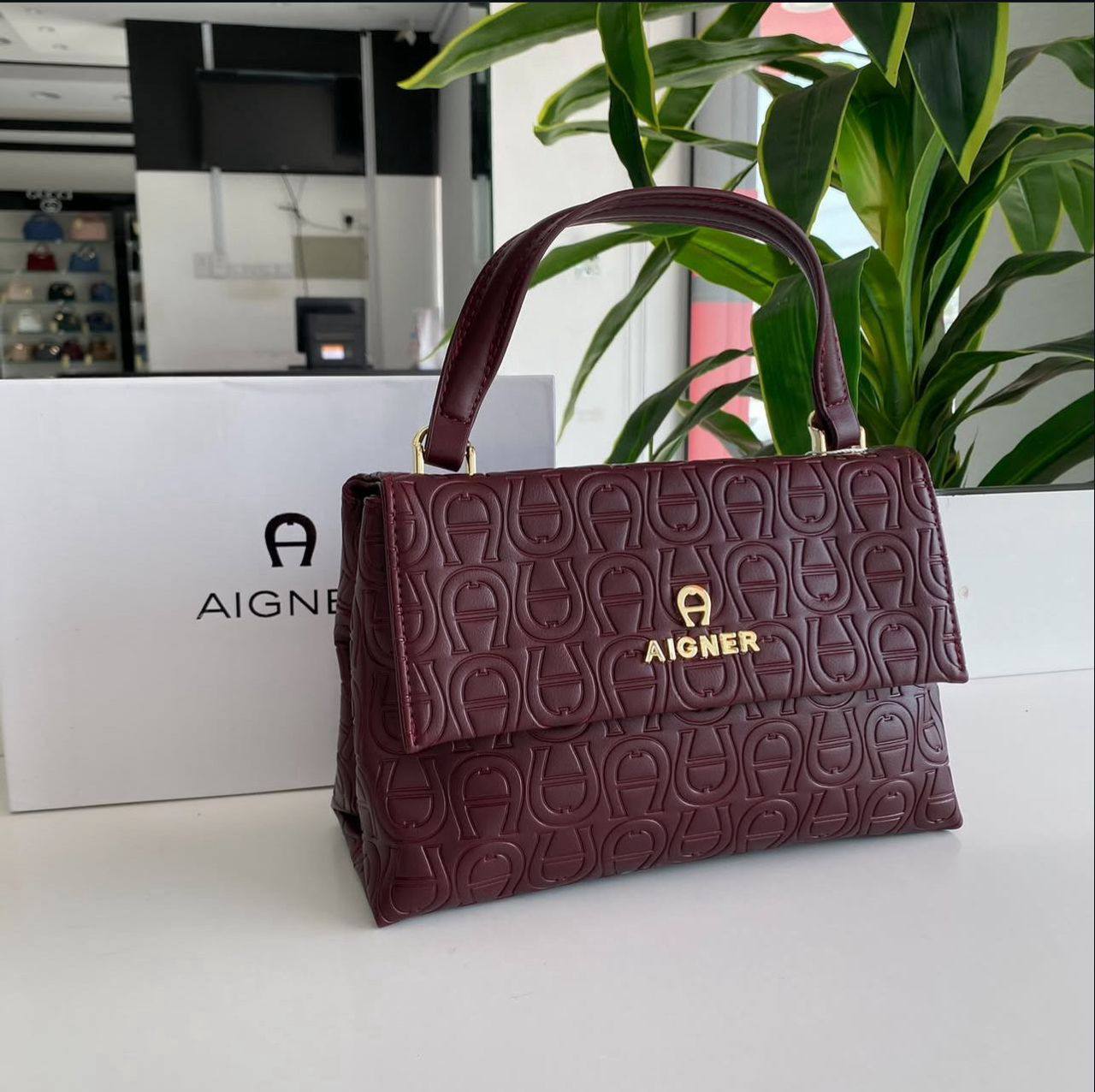 Aigner
95 dhs🪙💚
size：26cm

With box
🎁🎁🎁

Zain35
♥️♥️♥️
